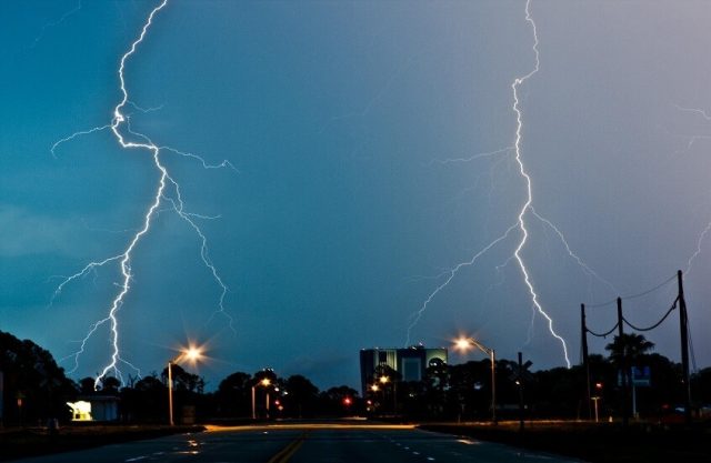 العواصف الرعدية تهدد حياتك.. خبير يوضح أين تختبئ وأين تبتعد