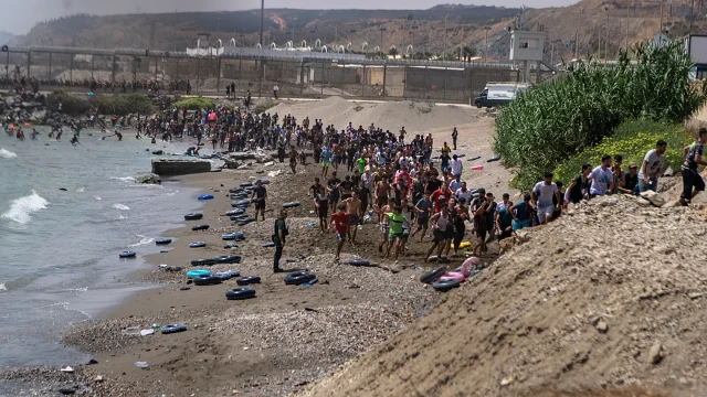 بعد تدفق آلاف المهاجرين.. إيطاليا تلوّح بإجراءات استثنائية ضد إسبانيا