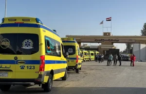 74 فلسطينيًا يعودون من مصر إلى غزة عبر معبر رفح بينهم جرحى ومرضى