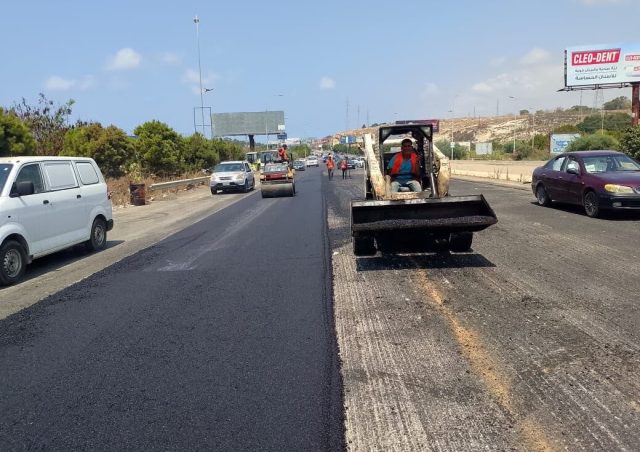 وزارة الأشغال نواصل تنفيذ ورش تأهيل وصيانة وتزفيت على عدد من الطرق في الجنوب